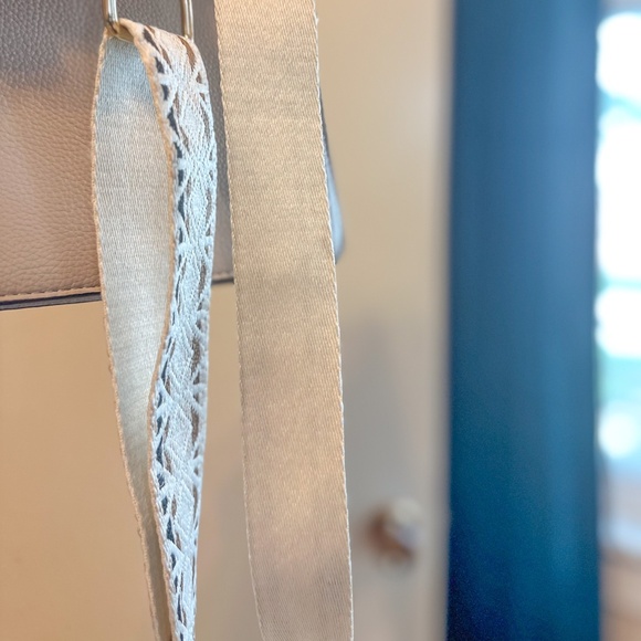 Jen + Co Vegan Leather Crossbody - Picture 3 of 5